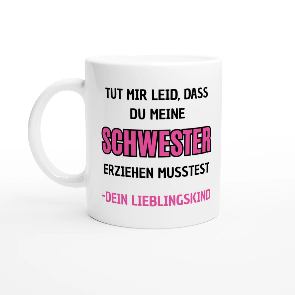 Weiße Eltern-Tasse mit Spruch „Tut mir leid, dass du meine Schwester erziehen musstest. – Dein Lieblingskind“ – Ansicht 2
