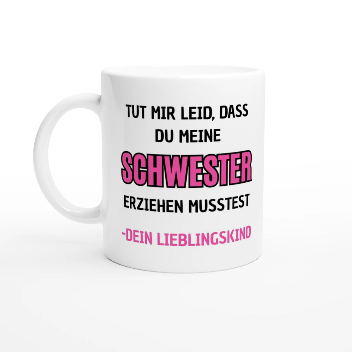 Weiße Eltern-Tasse mit Spruch „Tut mir leid, dass du meine Schwester erziehen musstest. – Dein Lieblingskind“ – Ansicht 2