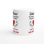 Weiße Mama-Tasse mit Spruch „Liebe Mama! Wir haben versucht, das perfekte Geschenk für dich zu finden … aber du hast ja bereits uns! Wir haben dich lieb!“ – Ansicht 2