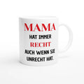 Weiße Tasse mit Spruch „Mama hat immer Recht, auch wenn sie Unrecht hat“ in Schwarz und Rot – Henkel rechts