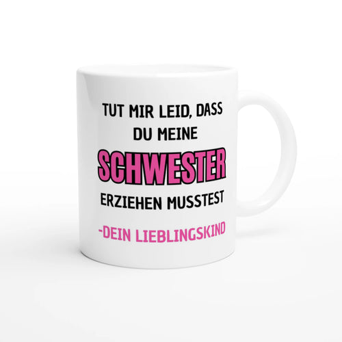 Weiße Eltern-Tasse mit Spruch „Tut mir leid, dass du meine Schwester erziehen musstest. – Dein Lieblingskind“