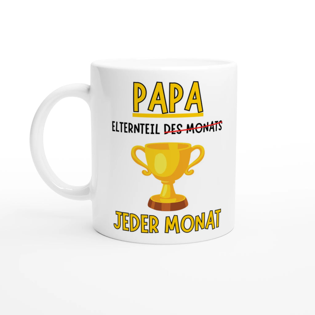 Weiße Papa-Tasse mit gelbem PAPA-Schriftzug, goldenem Pokal und Spruch „Elternteil des Monats“, durchgestrichen zu „jeden Monat“ – Henkel links