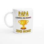 Weiße Papa-Tasse mit gelbem PAPA-Schriftzug, goldenem Pokal und Spruch „Elternteil des Monats“, durchgestrichen zu „jeden Monat“ – Henkel links