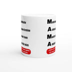 Weiße Mama-Tasse mit MAMA-Spruch „Macht meine Wäsche, Achtet auf meine Termine, Macht mir lecker Essen, Arbeitet zu viel für mich“ – Seitenansicht, Motiv beidseitig aufgedruckt