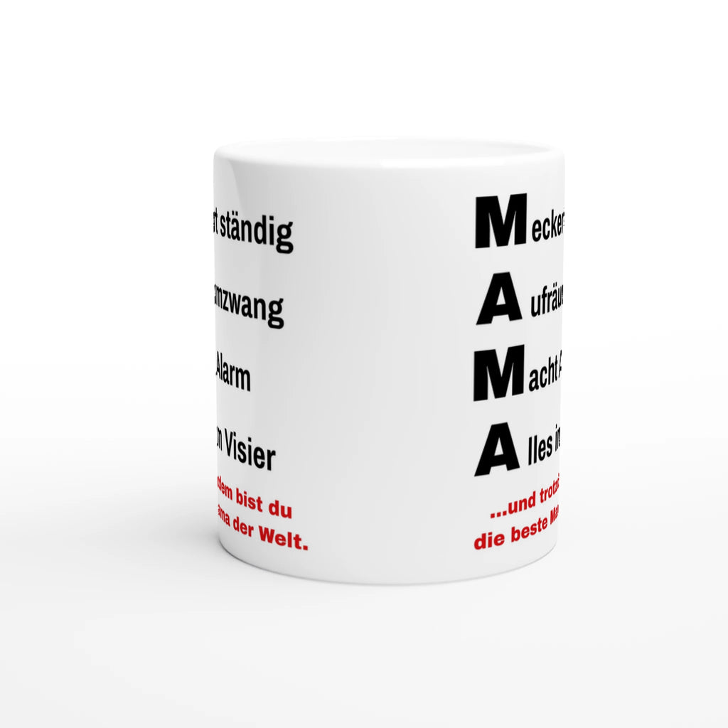 Weiße Mama-Tasse mit MAMA-Spruch „Meckert ständig, Aufräumzwang, Macht Alarm, Alles im Visier – und trotzdem bist du die beste Mama der Welt“ – Seitenansicht, Motiv beidseitig aufgedruckt