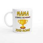 Weiße Mama-Tasse mit gelbem MAMA-Schriftzug, goldenem Pokal und Spruch „Elternteil des Monats“, durchgestrichen zu „jeden Monat“ – Henkel links