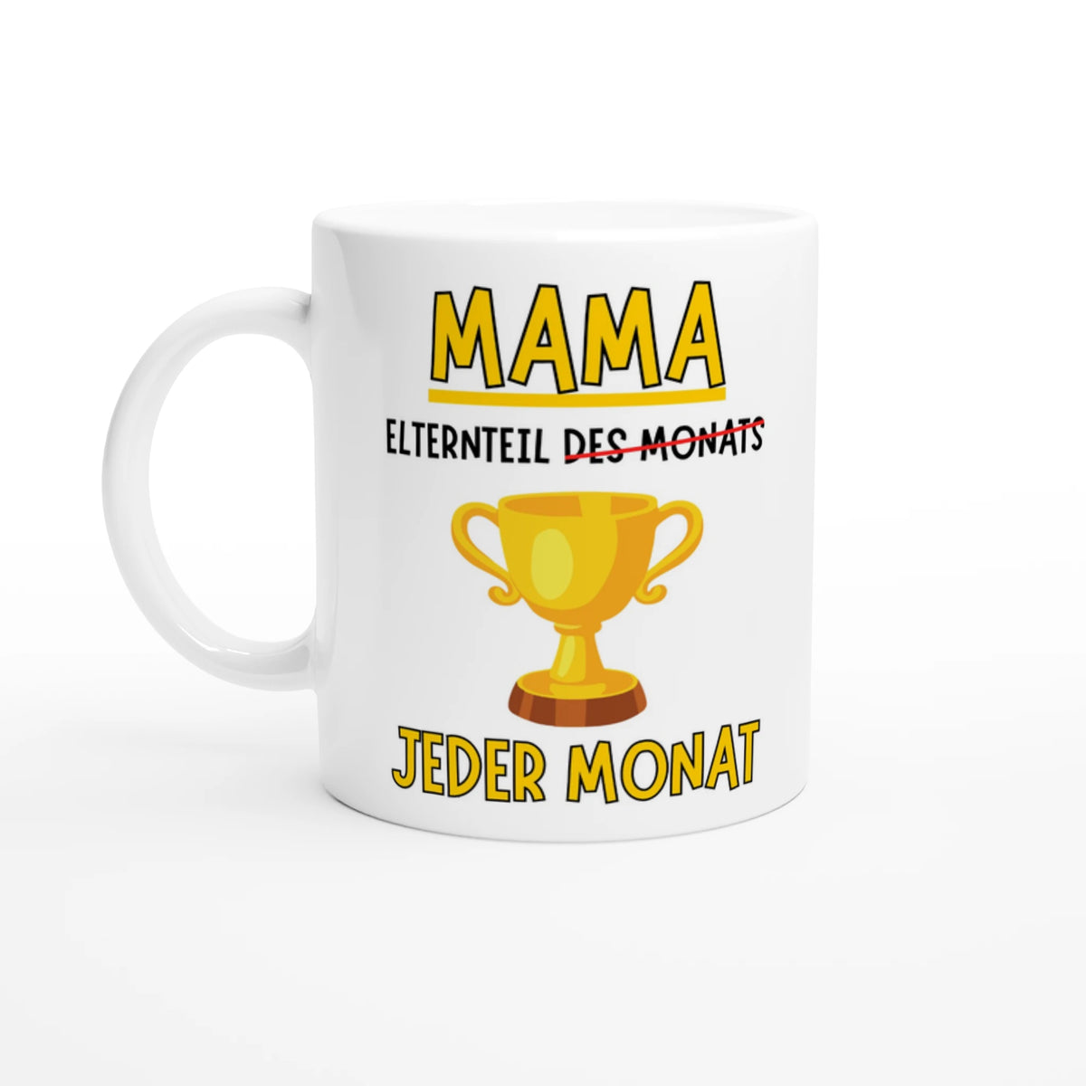 Weiße Mama-Tasse mit gelbem MAMA-Schriftzug, goldenem Pokal und Spruch „Elternteil des Monats“, durchgestrichen zu „jeden Monat“ – Henkel links