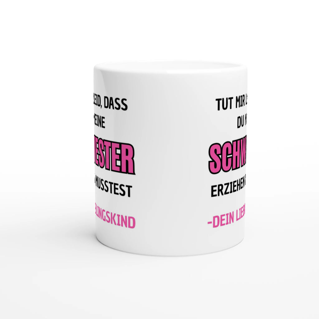 Weiße Eltern-Tasse mit Spruch „Tut mir leid, dass du meine Schwester erziehen musstest. – Dein Lieblingskind“ – Ansicht 3