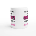 Weiße Eltern-Tasse mit Spruch „Tut mir leid, dass du meine Schwester erziehen musstest. – Dein Lieblingskind“ – Ansicht 3