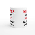 Weiße Tasse mit Spruch „Mama hat immer Recht, auch wenn sie Unrecht hat“ in Schwarz und Rot – Seitenansicht, Motiv beidseitig aufgedruckt