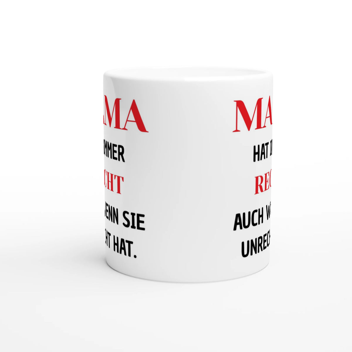 Weiße Tasse mit Spruch „Mama hat immer Recht, auch wenn sie Unrecht hat“ in Schwarz und Rot – Seitenansicht, Motiv beidseitig aufgedruckt