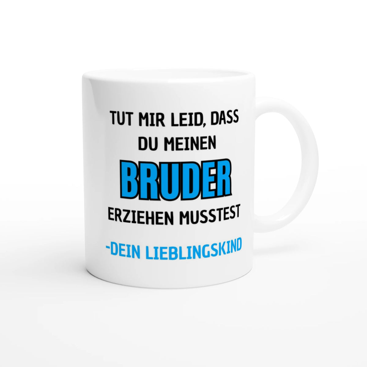 Weiße Eltern-Tasse mit Spruch „Tut mir leid, dass du meinen Bruder erziehen musstest. – Dein Lieblingskind“