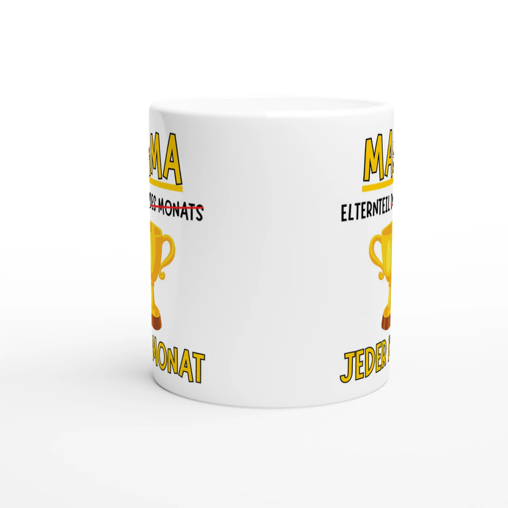 Weiße Mama-Tasse mit gelbem MAMA-Schriftzug, goldenem Pokal und Spruch „Elternteil des Monats“, durchgestrichen zu „jeden Monat“ – Seitenansicht, Motiv beidseitig aufgedruckt