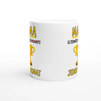 Weiße Mama-Tasse mit gelbem MAMA-Schriftzug, goldenem Pokal und Spruch „Elternteil des Monats“, durchgestrichen zu „jeden Monat“ – Seitenansicht, Motiv beidseitig aufgedruckt