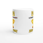 Weiße Papa-Tasse mit gelbem PAPA-Schriftzug, goldenem Pokal und Spruch „Elternteil des Monats“, durchgestrichen zu „jeden Monat“ – Seitenansicht, Motiv beidseitig aufgedruckt