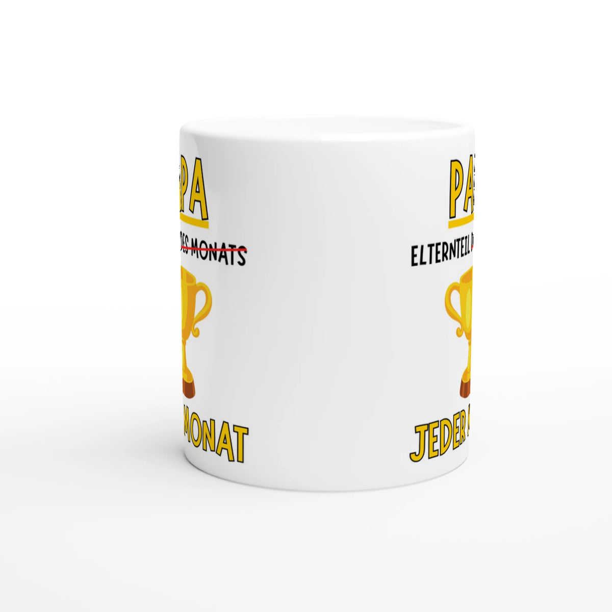 Weiße Papa-Tasse mit gelbem PAPA-Schriftzug, goldenem Pokal und Spruch „Elternteil des Monats“, durchgestrichen zu „jeden Monat“ – Seitenansicht, Motiv beidseitig aufgedruckt