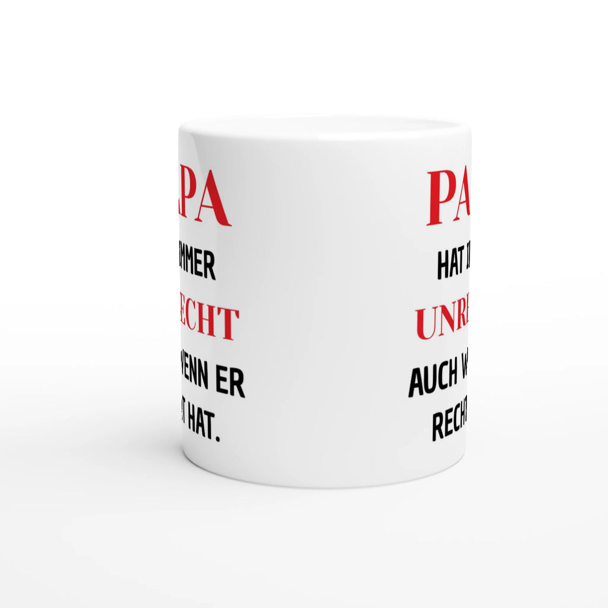 Weiße Tasse mit Spruch „Papa hat immer Unrecht, auch wenn er Recht hat“ in Schwarz und Rot – Seitenansicht, Motiv beidseitig aufgedruckt