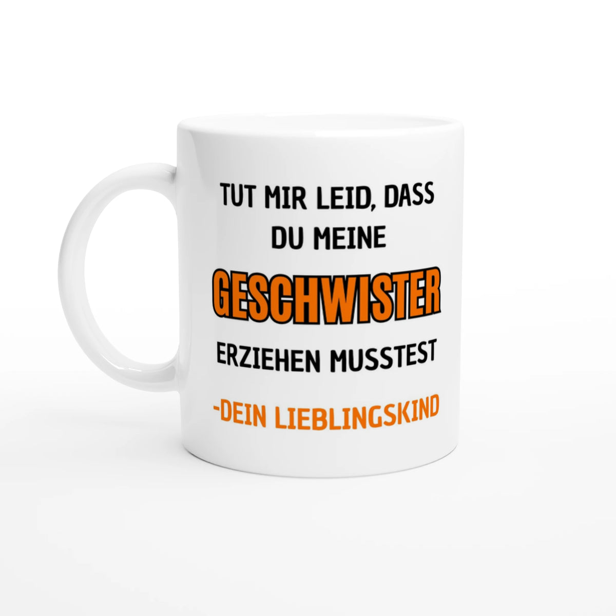 Weiße Eltern-Tasse mit Spruch „Tut mir leid, dass du meine Geschwister erziehen musstest. – Dein Lieblingskind“ – Ansicht 2