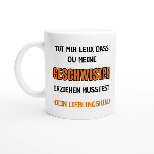 Weiße Eltern-Tasse mit Spruch „Tut mir leid, dass du meine Geschwister erziehen musstest. – Dein Lieblingskind“ – Ansicht 2