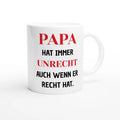Weiße Tasse mit Spruch „Papa hat immer Unrecht, auch wenn er Recht hat“ in Schwarz und Rot – Henkel rechts