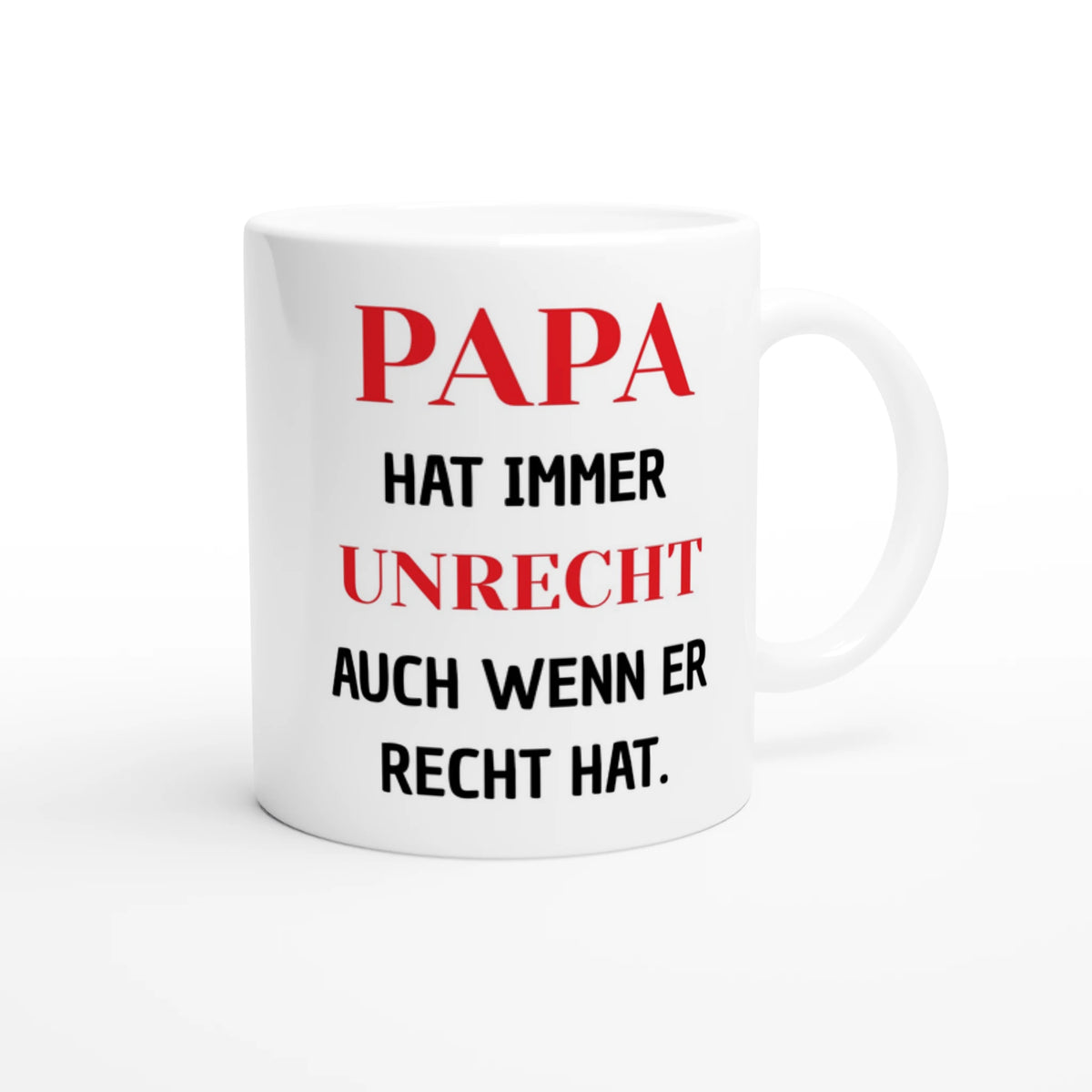 Weiße Tasse mit Spruch „Papa hat immer Unrecht, auch wenn er Recht hat“ in Schwarz und Rot – Henkel rechts