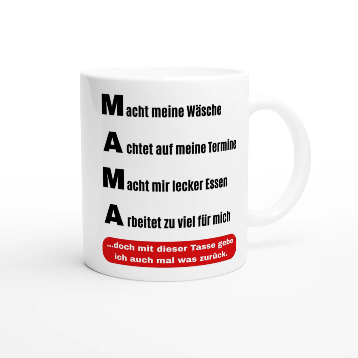 Weiße Mama-Tasse mit MAMA-Spruch „Macht meine Wäsche, Achtet auf meine Termine, Macht mir lecker Essen, Arbeitet zu viel für mich“ – Henkel rechts