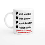 Weiße Papa-Tasse mit PAPA-Spruch „Pupst ständig, Atmet lautstark, Pieselt daneben, Arbeitet zu viel – und trotzdem bist du der beste Papa der Welt“ – Henkel links