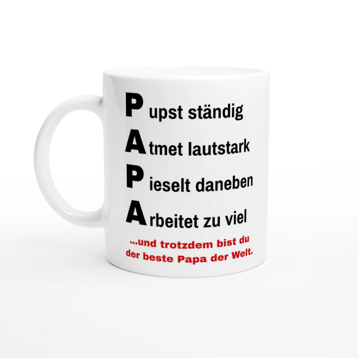 Weiße Papa-Tasse mit PAPA-Spruch „Pupst ständig, Atmet lautstark, Pieselt daneben, Arbeitet zu viel – und trotzdem bist du der beste Papa der Welt“ – Henkel links