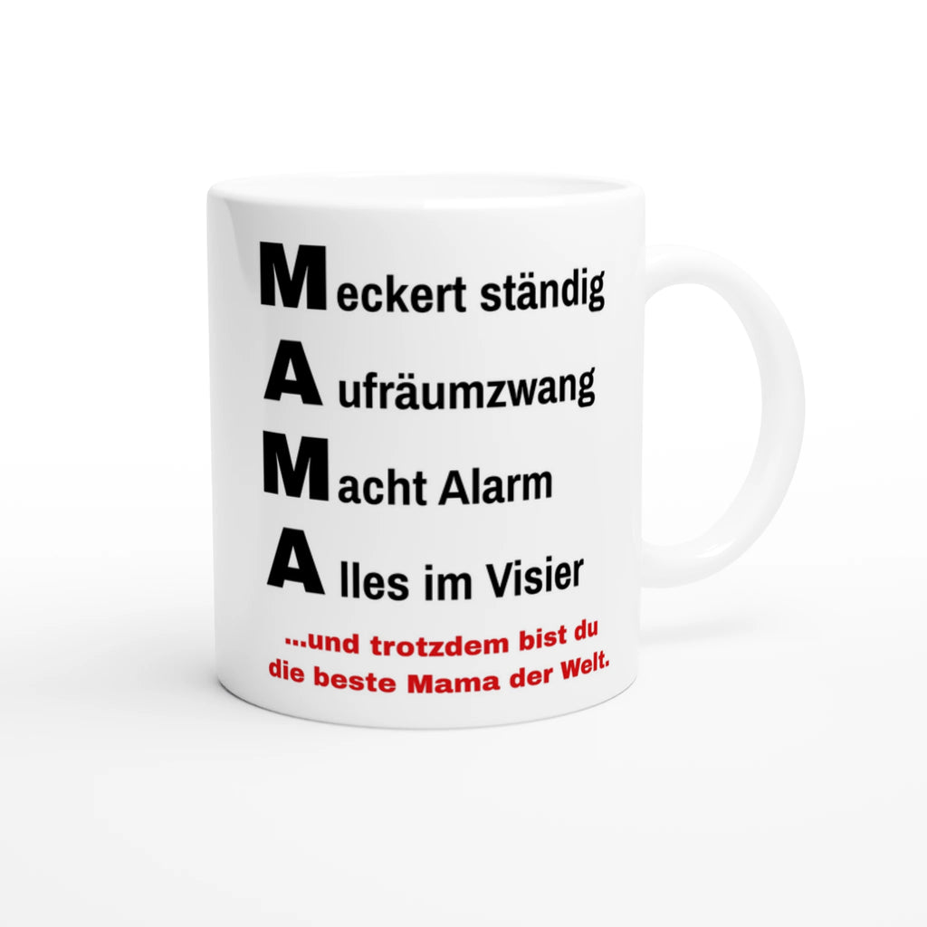 Weiße Mama-Tasse mit MAMA-Spruch „Meckert ständig, Aufräumzwang, Macht Alarm, Alles im Visier – und trotzdem bist du die beste Mama der Welt“ – Henkel rechts