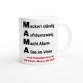 Weiße Mama-Tasse mit MAMA-Spruch „Meckert ständig, Aufräumzwang, Macht Alarm, Alles im Visier – und trotzdem bist du die beste Mama der Welt“ – Henkel rechts