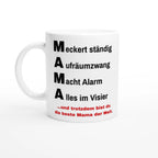 Weiße Mama-Tasse mit MAMA-Spruch „Meckert ständig, Aufräumzwang, Macht Alarm, Alles im Visier – und trotzdem bist du die beste Mama der Welt“ – Henkel links