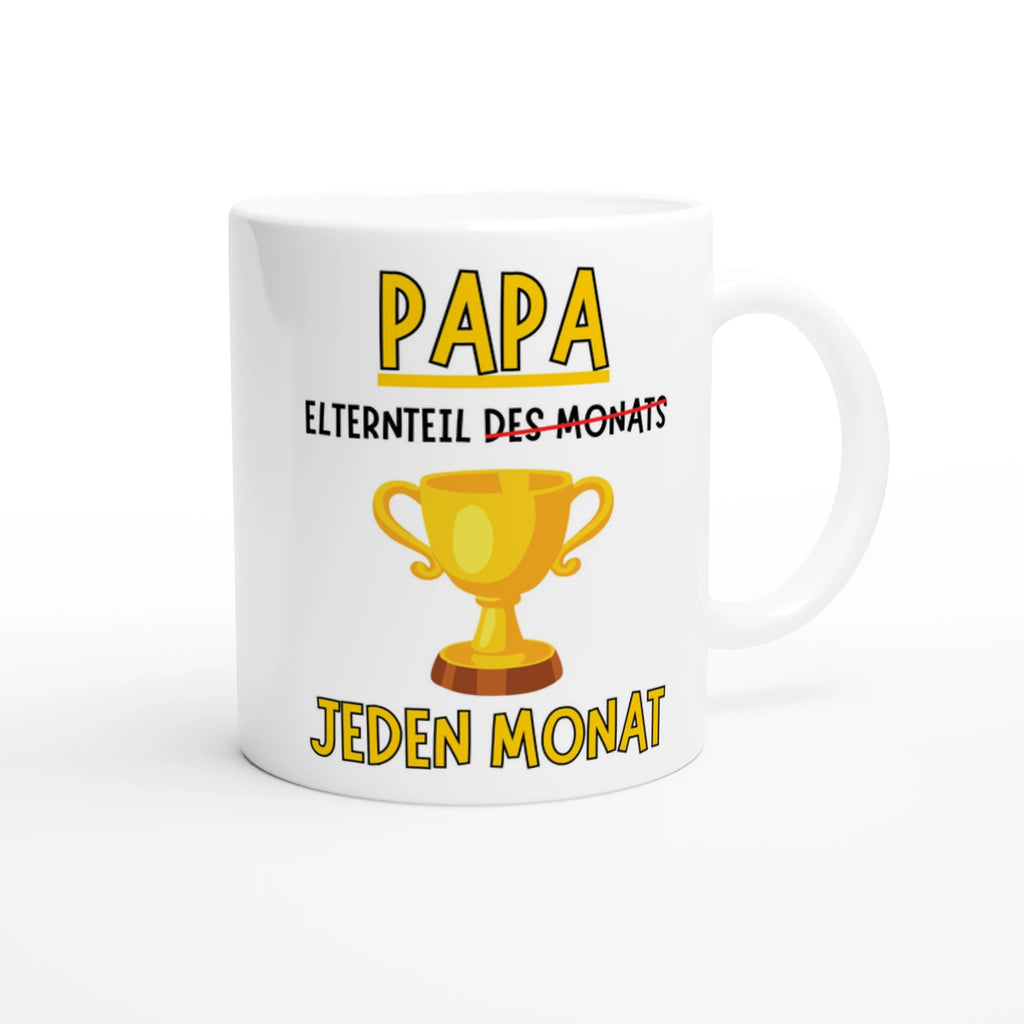 Weiße Papa-Tasse mit gelbem PAPA-Schriftzug, goldenem Pokal und Spruch „Elternteil des Monats“, durchgestrichen zu „jeden Monat“ – Henkel rechts