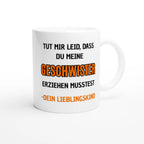 Weiße Eltern-Tasse mit Spruch „Tut mir leid, dass du meine Geschwister erziehen musstest. – Dein Lieblingskind“