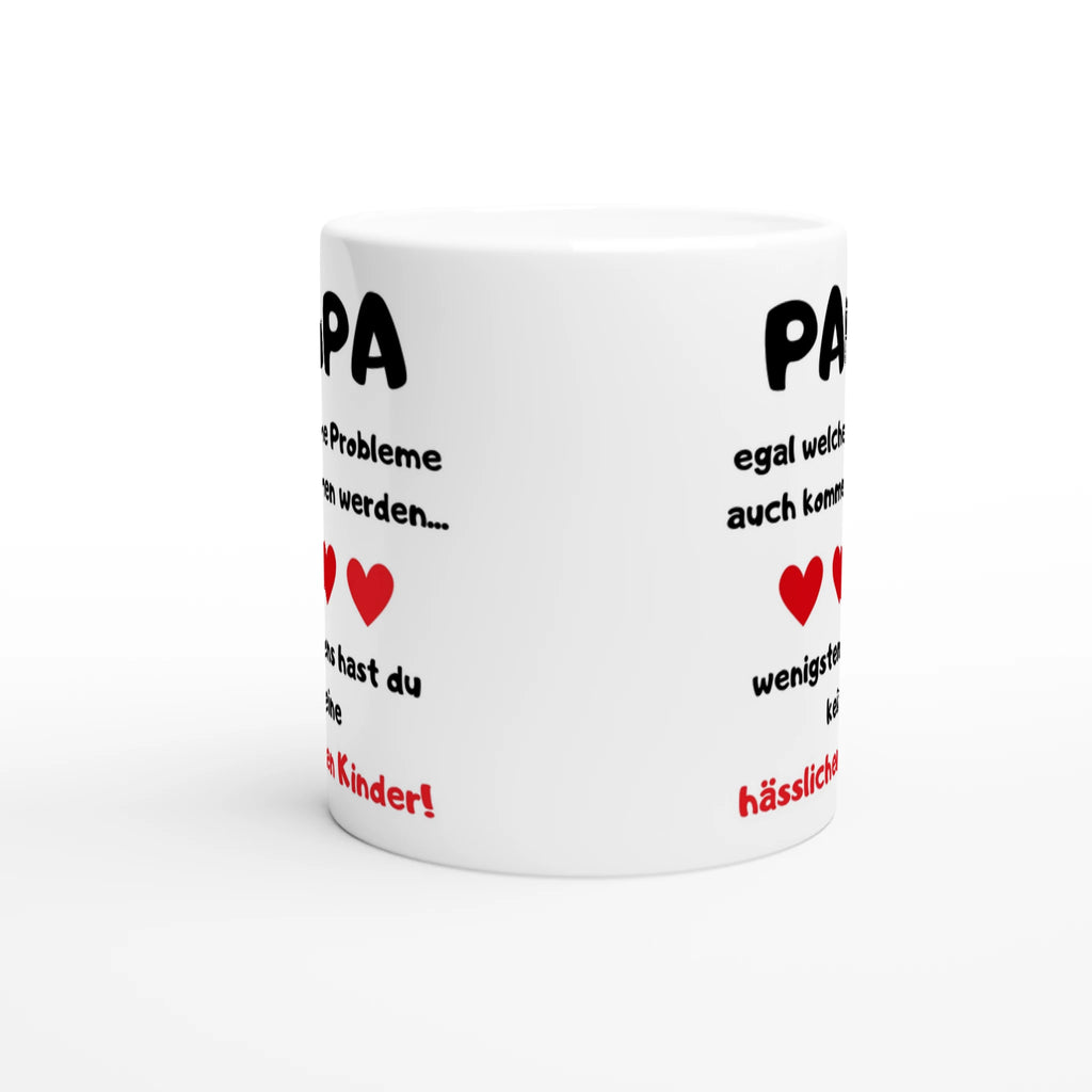 Weiße Papa-Tasse mit Spruch „Egal welche Probleme auch kommen werden … wenigstens hast du keine hässlichen Kinder!“ und drei roten Herzen – Seitenansicht, Motiv beidseitig aufgedruckt