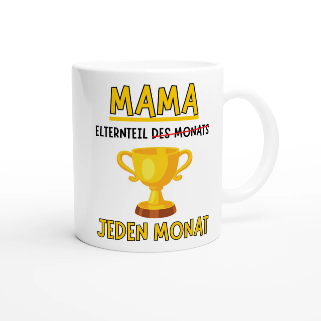 Weiße Mama-Tasse mit gelbem MAMA-Schriftzug, goldenem Pokal und Spruch „Elternteil des Monats“, durchgestrichen zu „jeden Monat“ – Henkel rechts