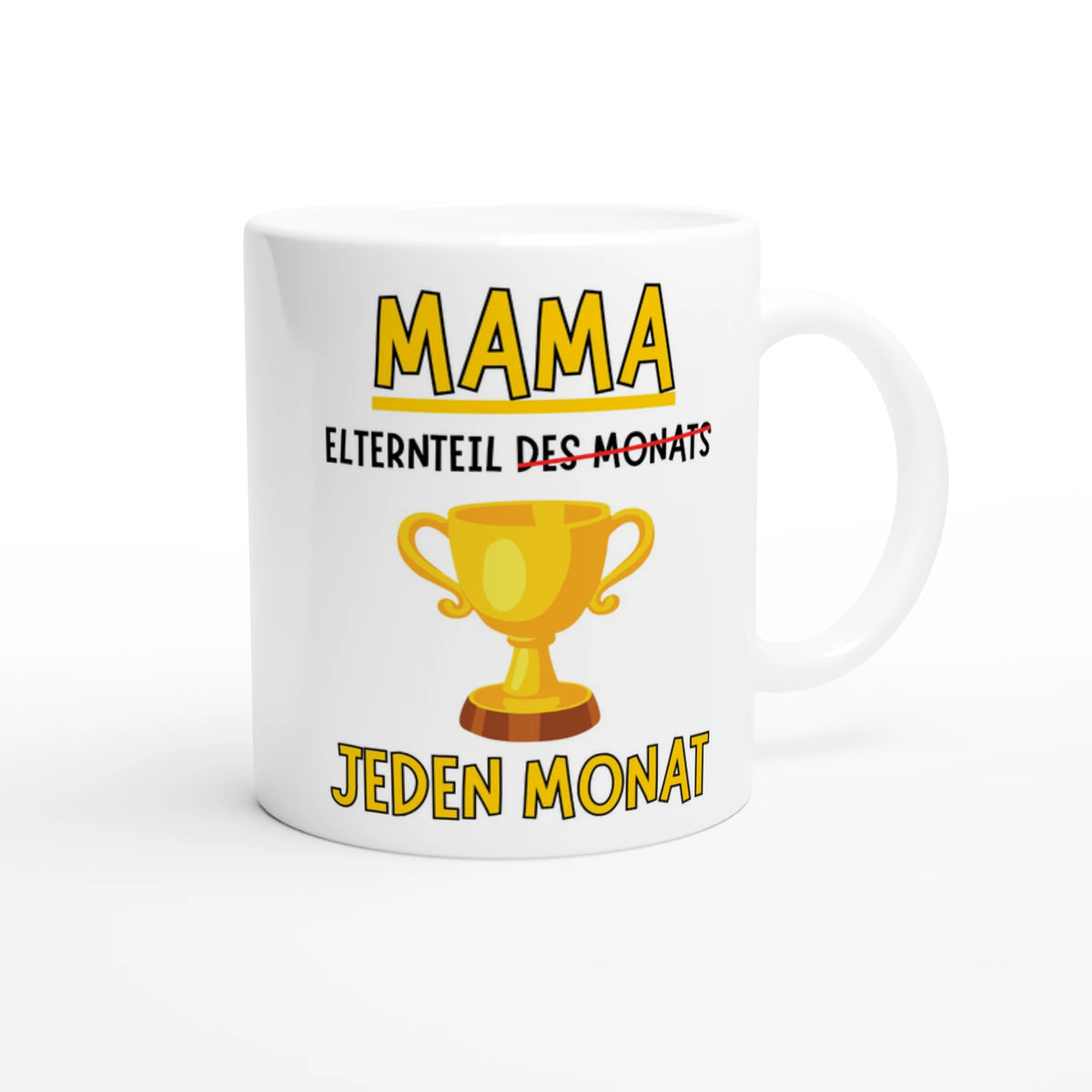 Weiße Mama-Tasse mit gelbem MAMA-Schriftzug, goldenem Pokal und Spruch „Elternteil des Monats“, durchgestrichen zu „jeden Monat“ – Henkel rechts