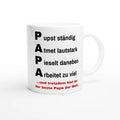 Weiße Papa-Tasse mit PAPA-Spruch „Pupst ständig, Atmet lautstark, Pieselt daneben, Arbeitet zu viel – und trotzdem bist du der beste Papa der Welt“ – Henkel rechts