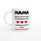 Weiße Mama-Tasse mit Spruch „Egal was dir im Leben auch passieren wird … wenigstens hast du keine hässlichen Kinder!“ und drei roten Herzen – Henkel links