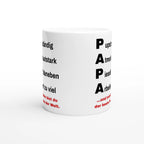 Weiße Papa-Tasse mit PAPA-Spruch „Pupst ständig, Atmet lautstark, Pieselt daneben, Arbeitet zu viel – und trotzdem bist du der beste Papa der Welt“ – Seitenansicht, Motiv beidseitig aufgedruckt