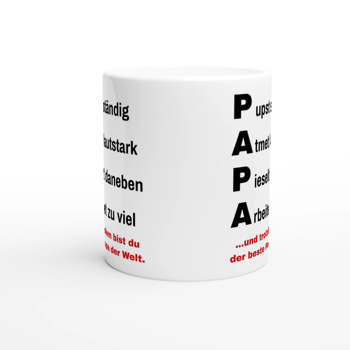 Weiße Papa-Tasse mit PAPA-Spruch „Pupst ständig, Atmet lautstark, Pieselt daneben, Arbeitet zu viel – und trotzdem bist du der beste Papa der Welt“ – Seitenansicht, Motiv beidseitig aufgedruckt