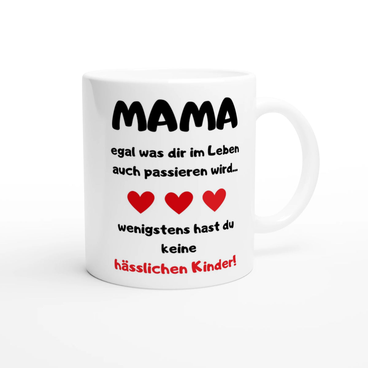 Weiße Mama-Tasse mit Spruch „Egal was dir im Leben auch passieren wird … wenigstens hast du keine hässlichen Kinder!“ und drei roten Herzen – Henkel rechts